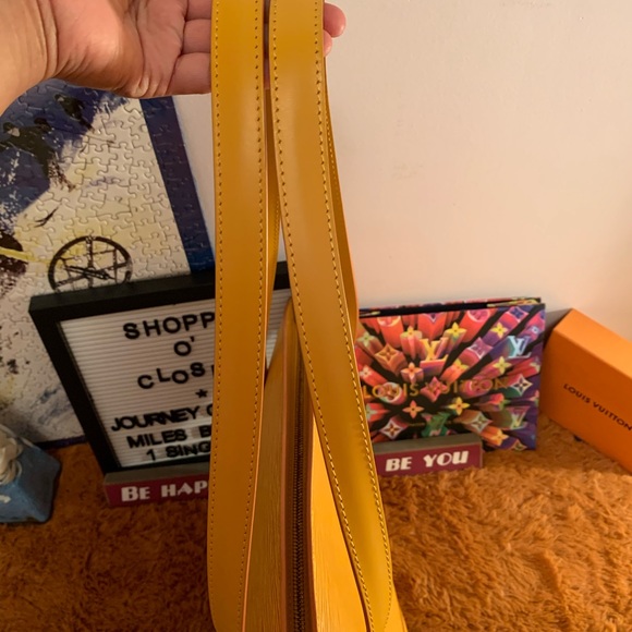 SOLD💯 Authentic LV St Jacques GM Yellow Epi leath - Picture 2 of 16